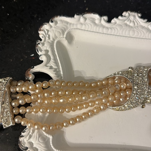 Elegant Vintage Pearl and Fancy Silver Rhinestones Clasp Bracelet - Picture 9 of 12